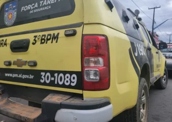 Homem invade casa da ex, quebra porta e agride família