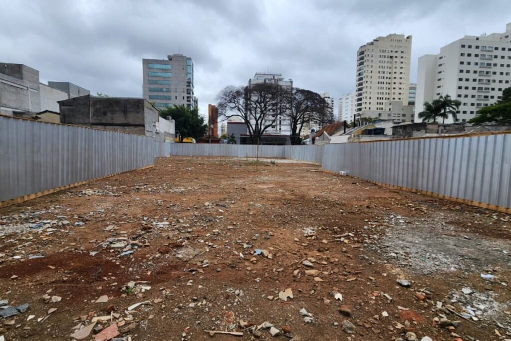 Obra de empreendimento de alto padrão “engole” viela de Moema – Poder 82