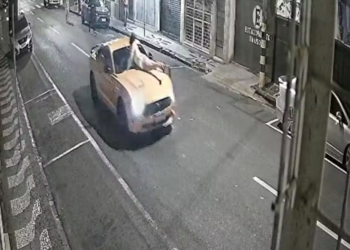 Homem de Mustang atropela a ex e a carrega no capô por ruas do Paraná