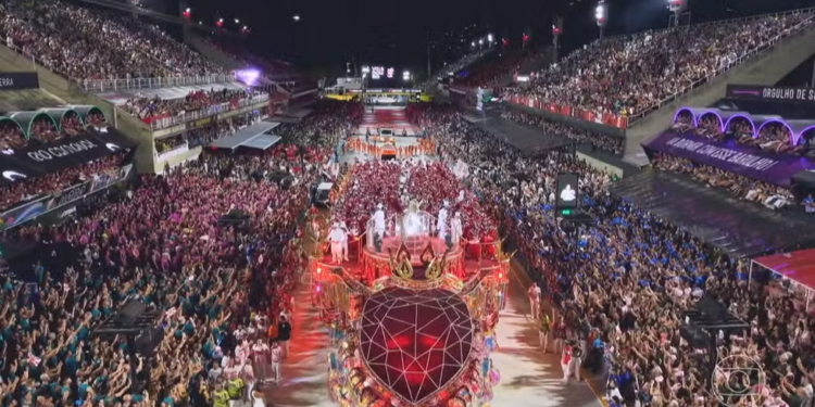 Viradouro é campeã com exaltação ao Mestre Ciça