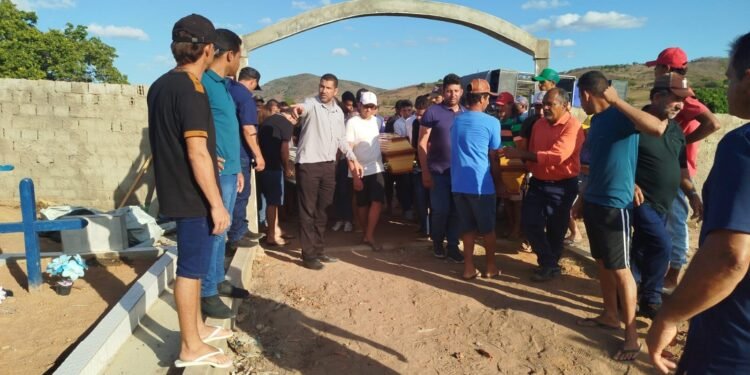 Acidente com romeiros: pai, filho e neta são sepultados em Coité do Nóia