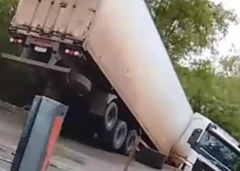 Caminhão sai da pista e cai em área de mata em Pilar