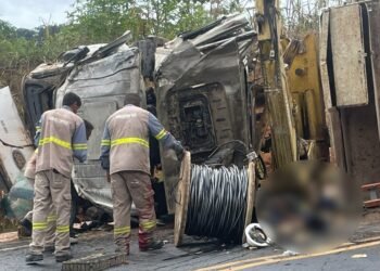 Carreta tomba e mobiliza equipes do Corpo de Bombeiros