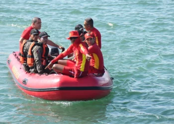 Bombeiros buscam homem na Lagoa Mundaú em Maceió