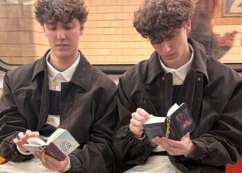 Livros em miniatura viram chaveiros em lançamento de moda e literatura