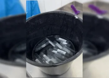 Sem estoque, hospital reutiliza frascos de exame de urina. Veja vídeo