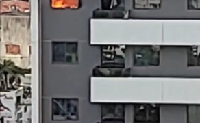 Vídeos: apartamento pega fogo em edifício da Ponta Verde