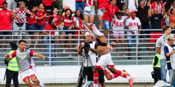 Vinícius Nunes amplia para o CRB e sela classificação à final; veja o gol