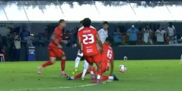 Quem é o alagoano e ex-CSA que ‘atropelou’ Neymar em lance que viralizou nas redes