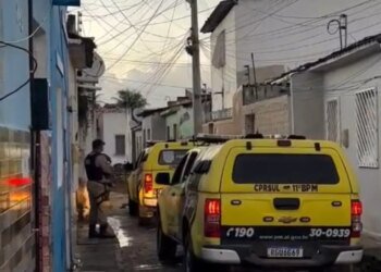 Batida entre carro e moto deixa duas pessoas com dores
