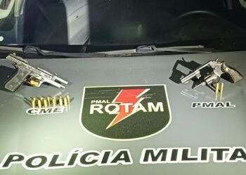 Casal é flagrado com pistola e revólver durante corrida