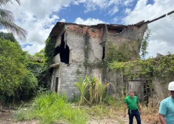 Defesa Civil de Maceió demole casa com risco de desabamento