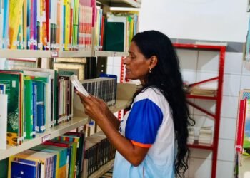 Aos 51 anos, dona de casa volta a estudar e descobre sua vocação para escrever