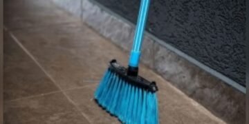 Briga por causa de vassoura termina com homens baleados pelo vizinho