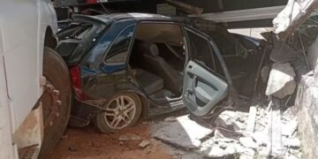 Carreta é atingida por trem ao cruzar linha férrea, arrasta dois carros e deixa um ferido