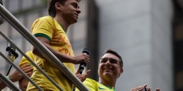 Na Paulista, Nikolas ignora Flávio Bolsonaro ao focar em Lula e STF