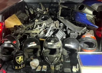 PM flagra desmanche de motocicletas em residência