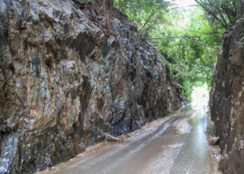 Rua esculpida em pedra é interditada por risco geológico em BH