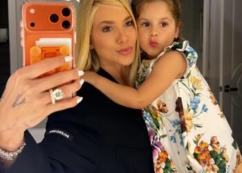 Virginia Fonseca posa com a filha Maria Flor em Orlando, nos EUA