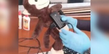 Chefe de facção colocou tornozeleira em ursinho para enganar a polícia