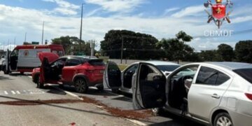 Engavetamento entre quatro carros e ônibus na EPTG deixa feridos
