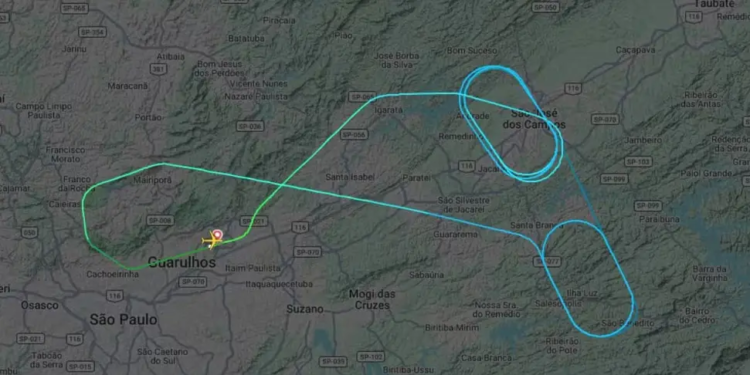 Avião da Latam com destino a Nova York retorna a Guarulhos após problema técnico