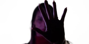 Mulher é morta com pelo menos 10 facadas após briga por R$ 30 em date