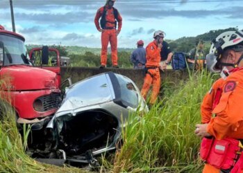 Um morre e outro fica ferido após colisão entre carro e caminhão