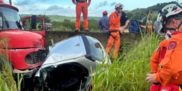Um morre e outro fica ferido após colisão entre carro e caminhão