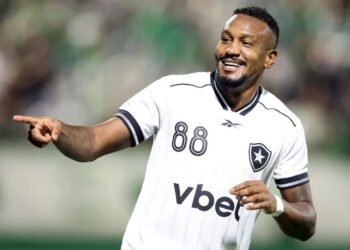 Botafogo atropela no primeiro tempo e goleia Chapecoense fora de casa