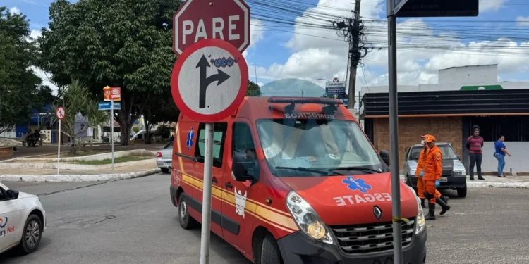 Mulher é levada a hospital após se ferir em colisão