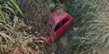 Jovem fica 12 horas caído em córrego após capotamento em Bom Despacho