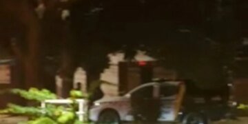 Tiros na rua e fuga pelo telhado: homem morre no DF ao confrontar PMs