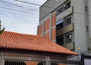 Muro gigante de casa que bloqueia visão de prédio ao lado viraliza nas redes