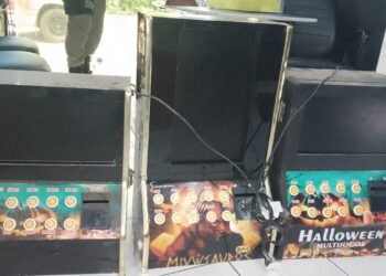 Polícia flagra caça-níqueis em bar e autua proprietário por jogo ilegal