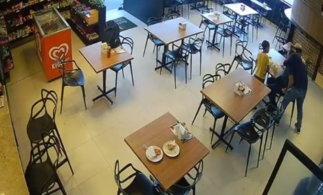 Vídeo mostra policial civil sendo atacado e desarmado durante roubo em Marechal Deodoro