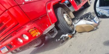 Vídeo: motociclista fica sob caminhão após acidente em Penedo