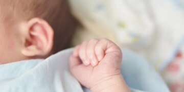 Bebê de 3 meses morre sufocado após mãe dormir por cima do filho no DF