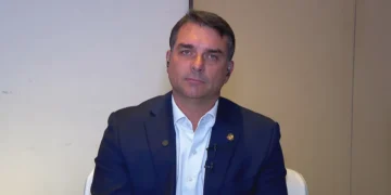 Flávio pede desculpas por negar relação com Vorcaro
