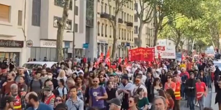 França: atos de 1º de Maio reúnem milhares de pessoas