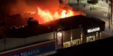 Incêndio de grandes proporções atinge loja das Casas Bahia em SP