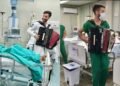Médico sanfoneiro: universitário toca para confortar pacientes internados