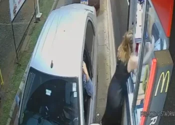 Cliente exigiu pedido de perdão antes de estapear atendente em drive-thru