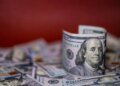 Dólar e Bolsa caem com petróleo de volta ao patamar pré-guerra