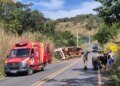 motorista de caminhão perde controle e passageira fica ferida