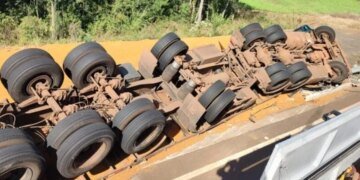 Esposa de caminhoneiro morre soterrada por carga em tombamento em SC