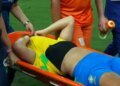 Atacante da Seleção Feminina sai de maca e aos prantos após dividida