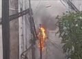 Poste pega fogo e causa pânico em moradores de residencial