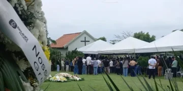 Sob forte comoção, jovem vítima de acidente na AL-220 é sepultado em Arapiraca