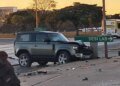 Mulher que urinou na rua e xingou delegado é presa ao bater carro bêbada